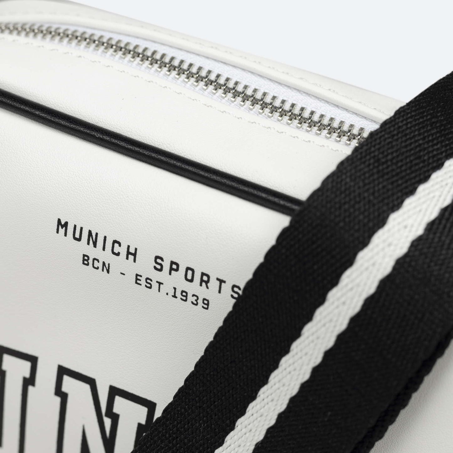 Munich 7113303 Court Crossbody Camera White